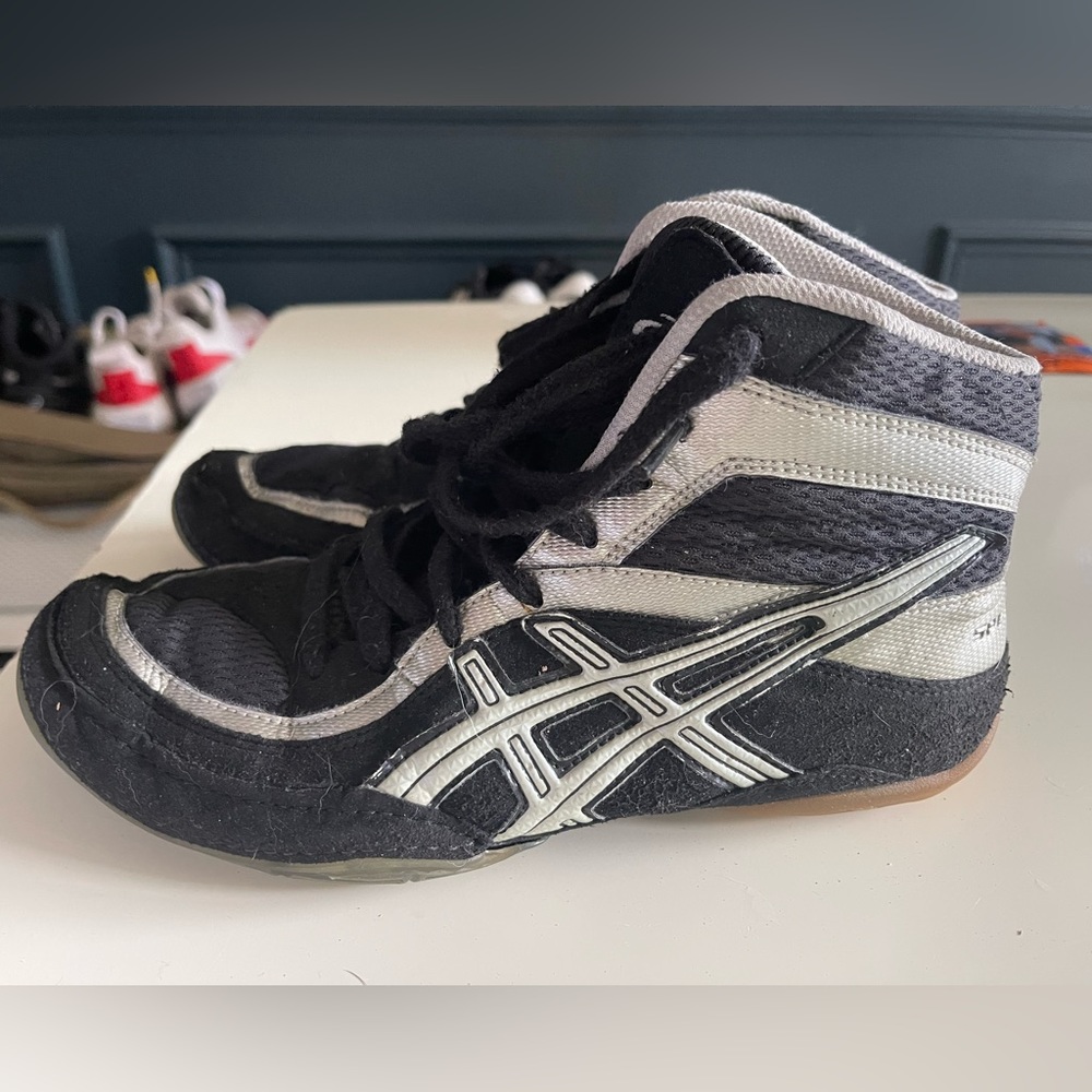 Size 7 ASICS wrestling shoes